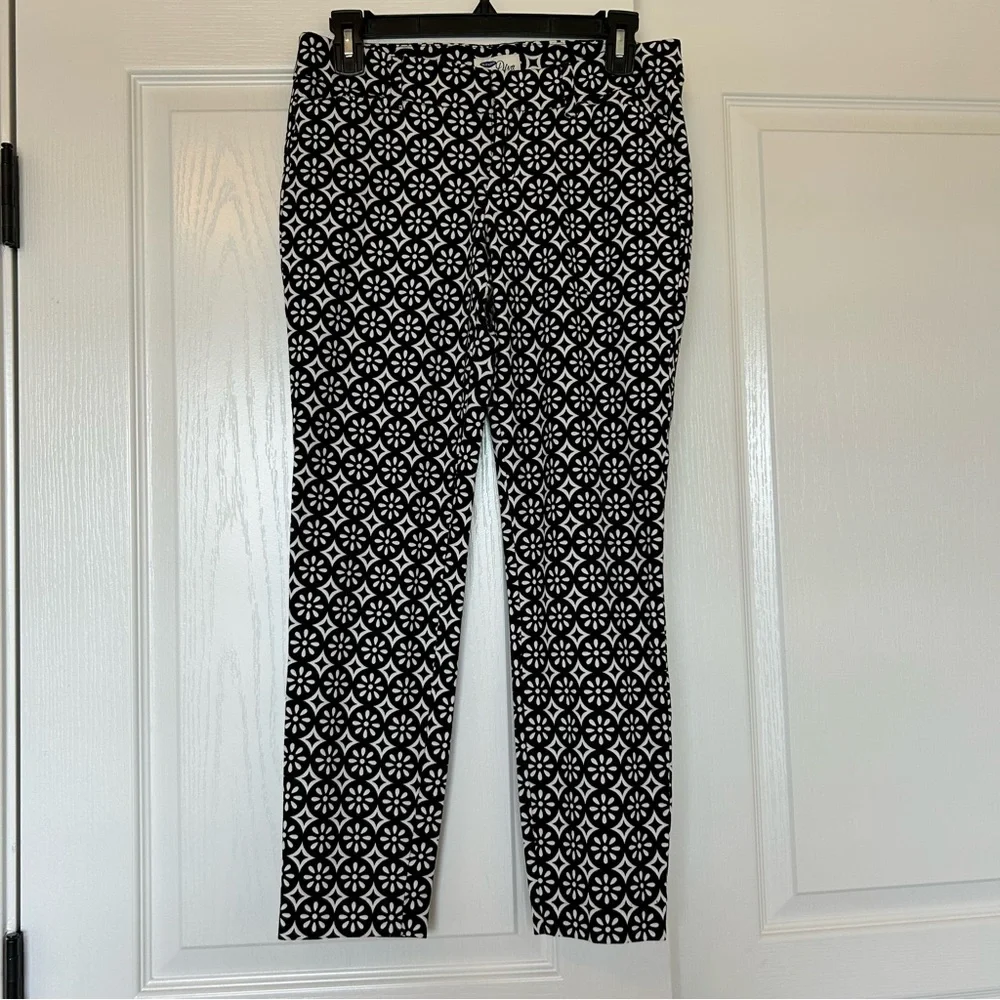 Old Navy Diva Stretch Floral Black & White Pants Ankle Cropped Size 4